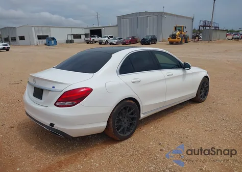 2017 Mercedes-Benz C 300 Luxury/Sport z USA, uszkodzony, nr VIN 55SWF4JB6HU199101